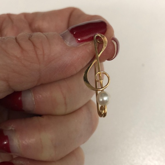 Gold Treble Clef pin with pearl - Picture 8 of 8